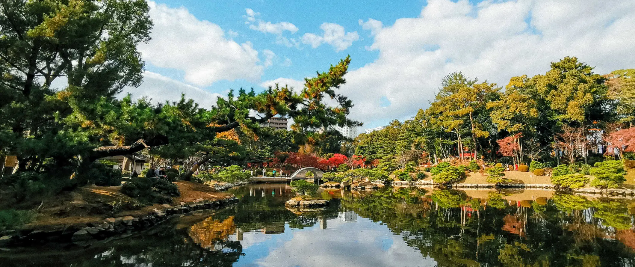 Klidná, klidná zahrada a jezero v klidné Hirošimě v Japonsku