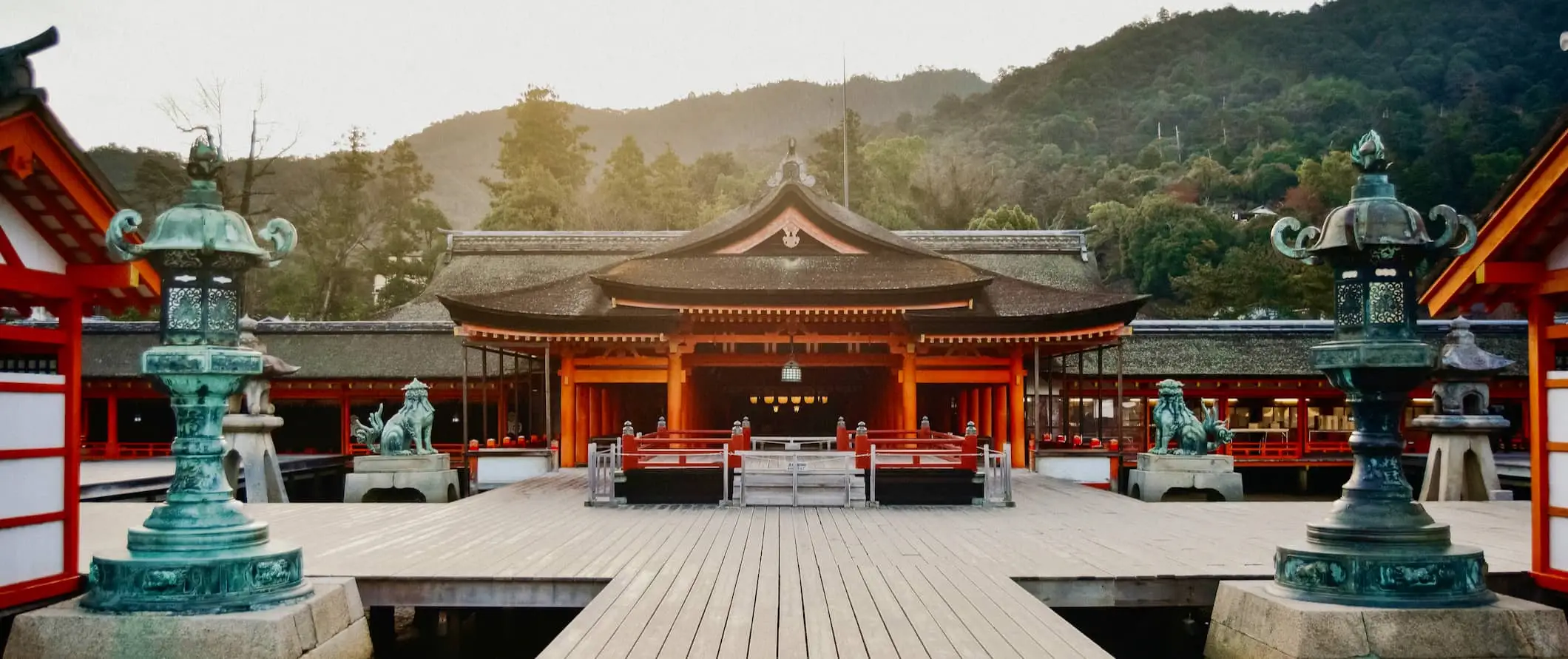 Ein historischer Tempel im geschäftigen Hiroshima, Japan