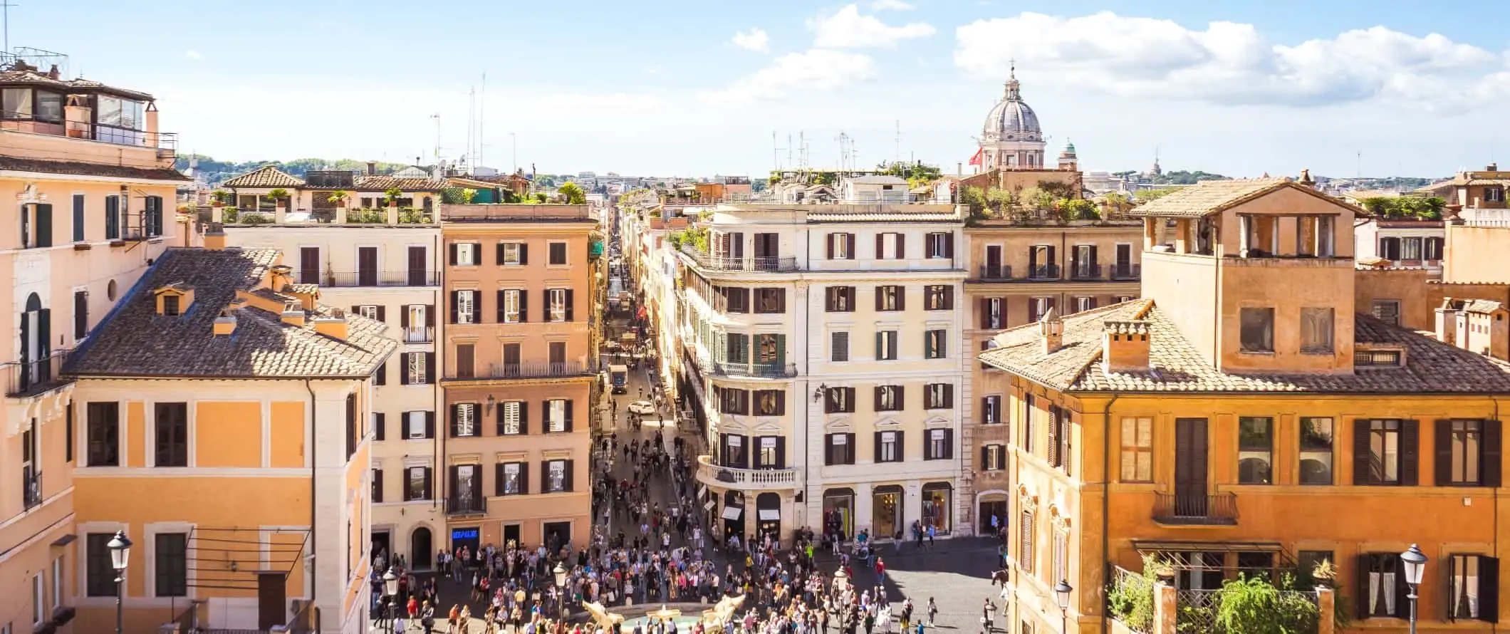 Vedere asupra clădirilor în culori pastelate și a acoperișurilor de teracotă din Roma, Italia