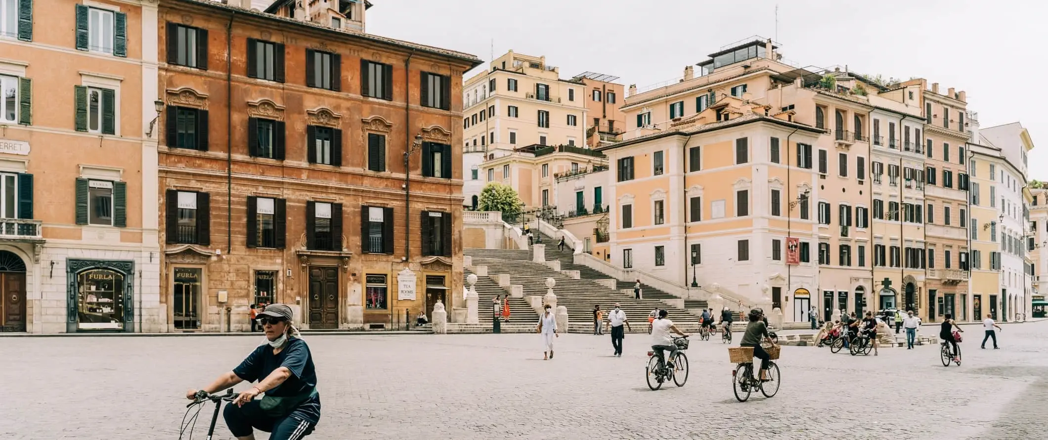 Människor som cyklar på gatan i Rom, Italien