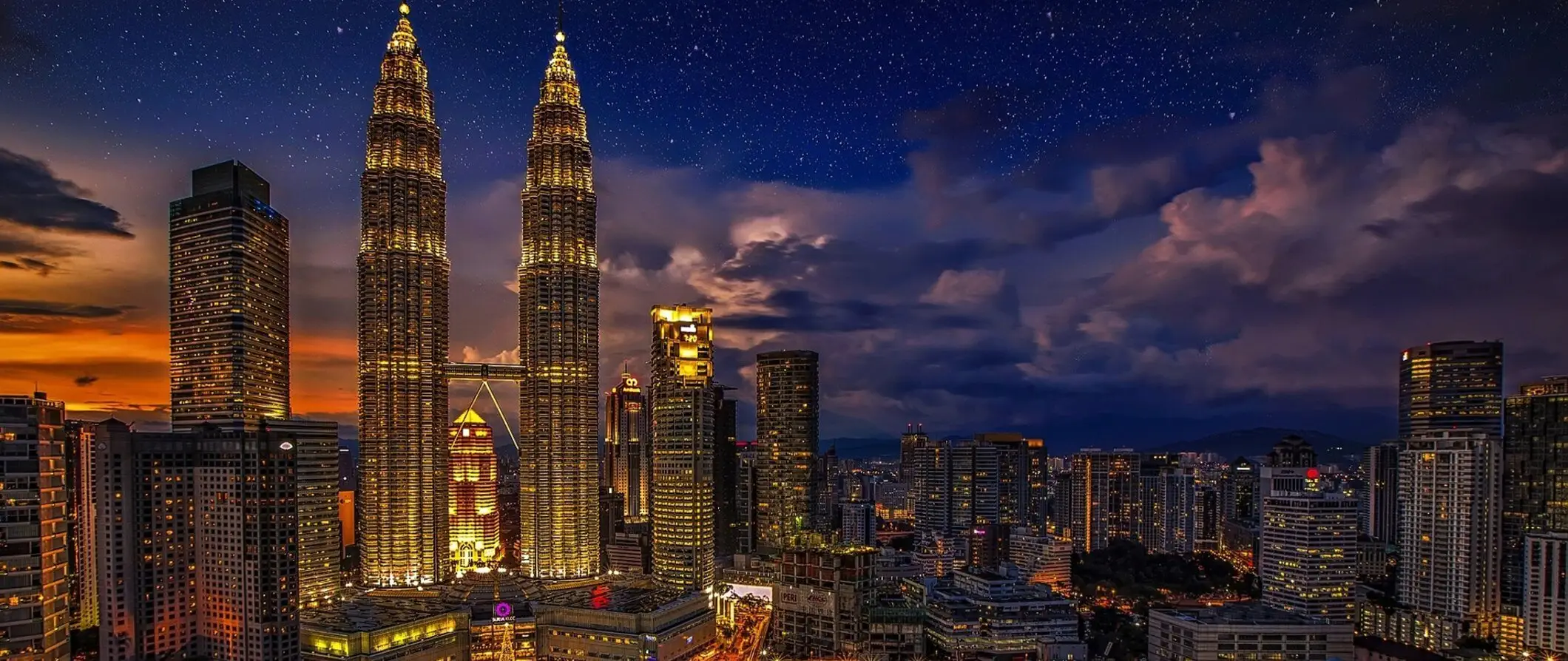 Ohromující panorama Kuala Lumpur se v noci rozzářilo s věžemi Petronas