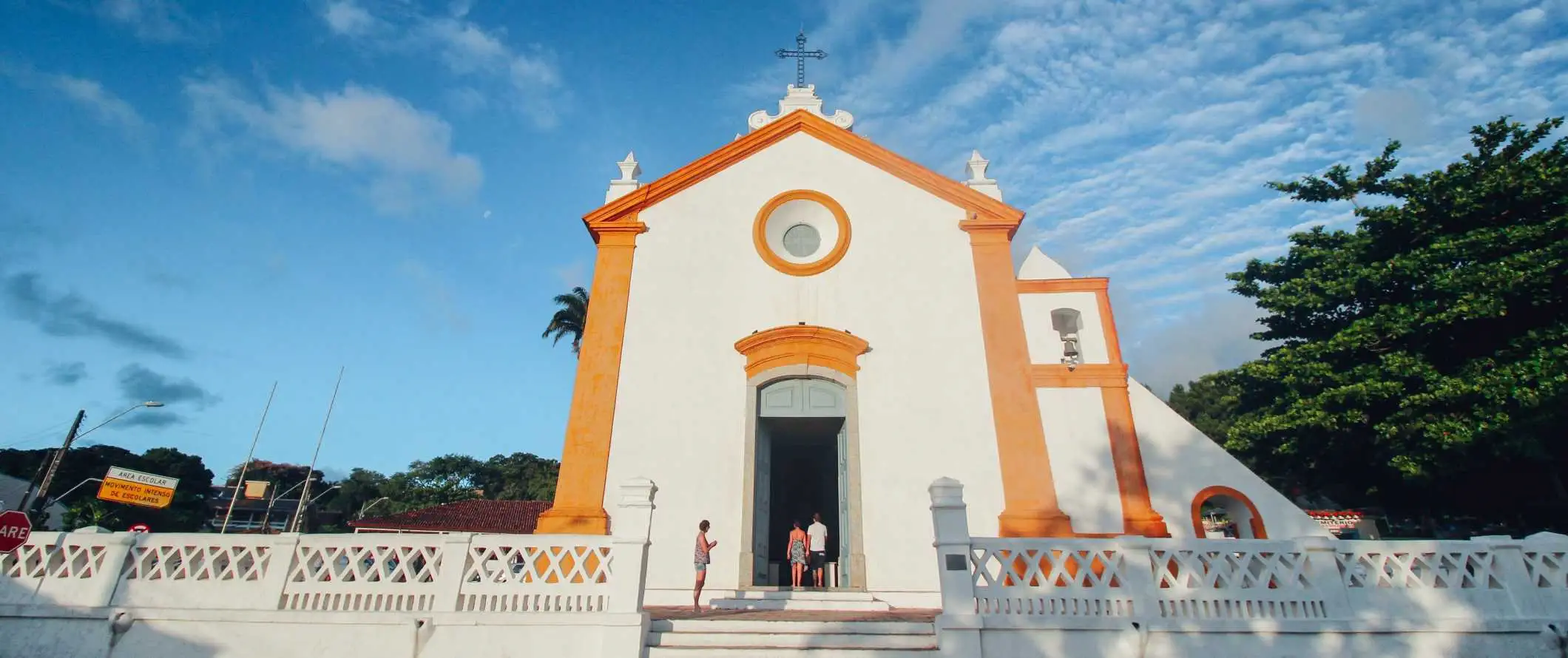 Biserica colonială văruită în alb, cu ornamente portocaliu strălucitor din Florianopolis, Brazilia