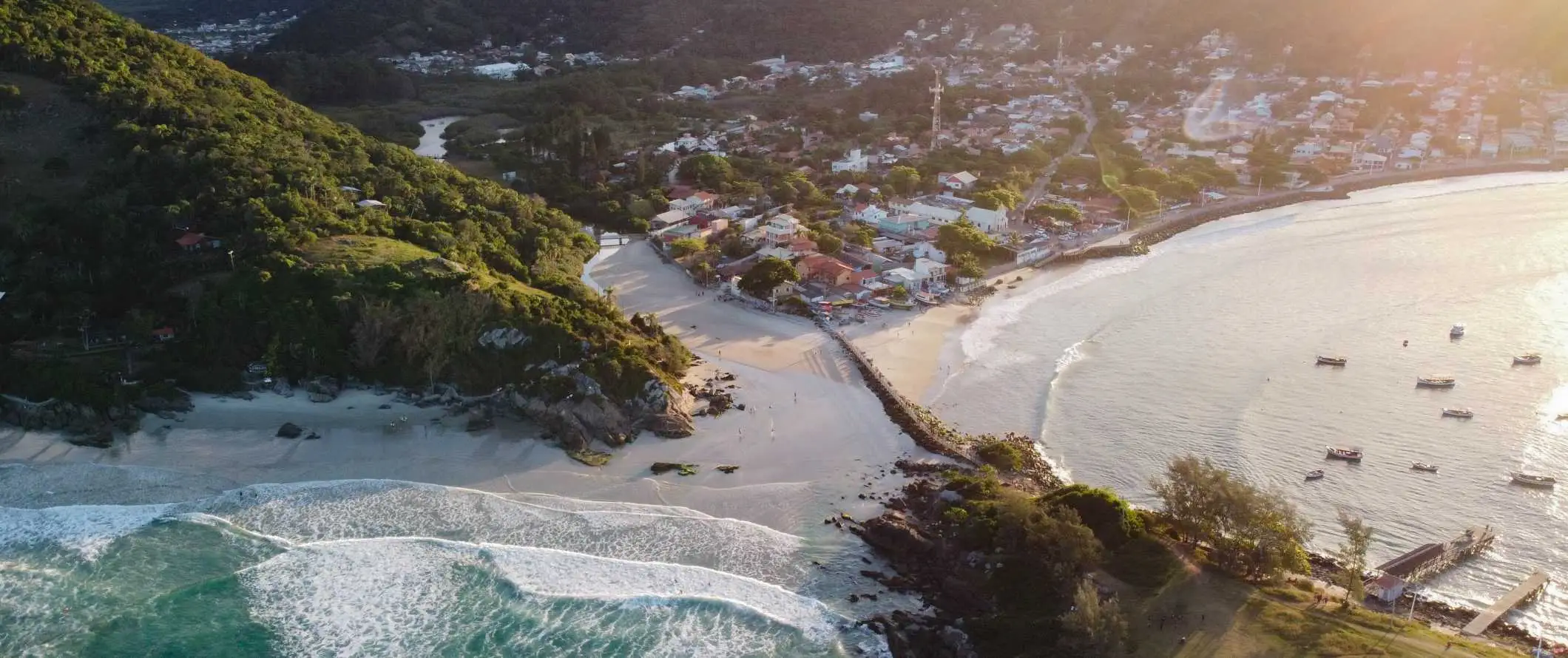 Pohľad z dronu na pláže, domy a hory v pozadí Florianópolis v Brazílii