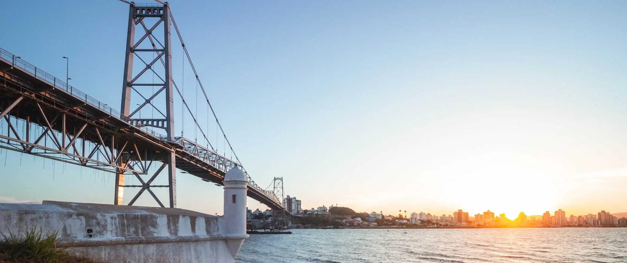 El pont Hercílio Luz, el pont penjant més llarg del Brasil que connecta el continent amb la ciutat de Florianópolis