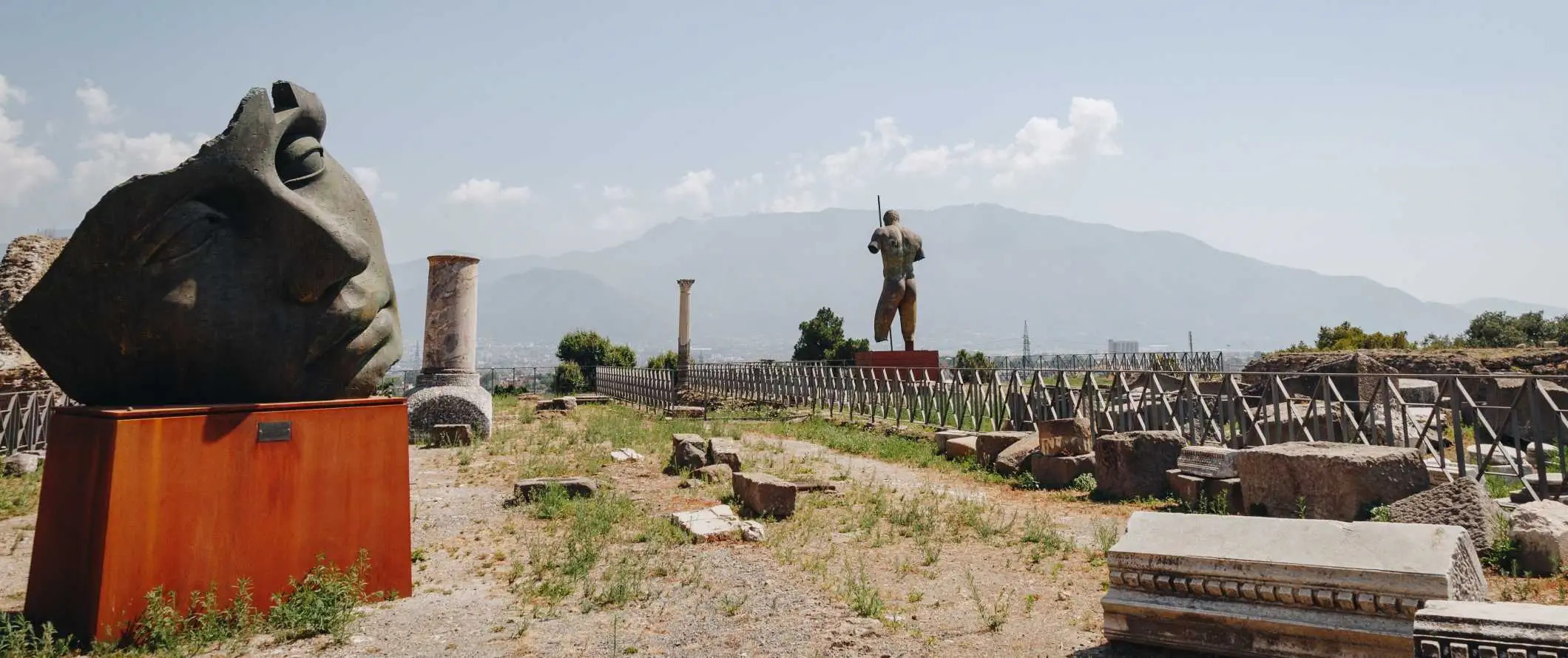 Ruïnes van Pompeii met de Vesuvius op de achtergrond, vlakbij Napels, Italië.