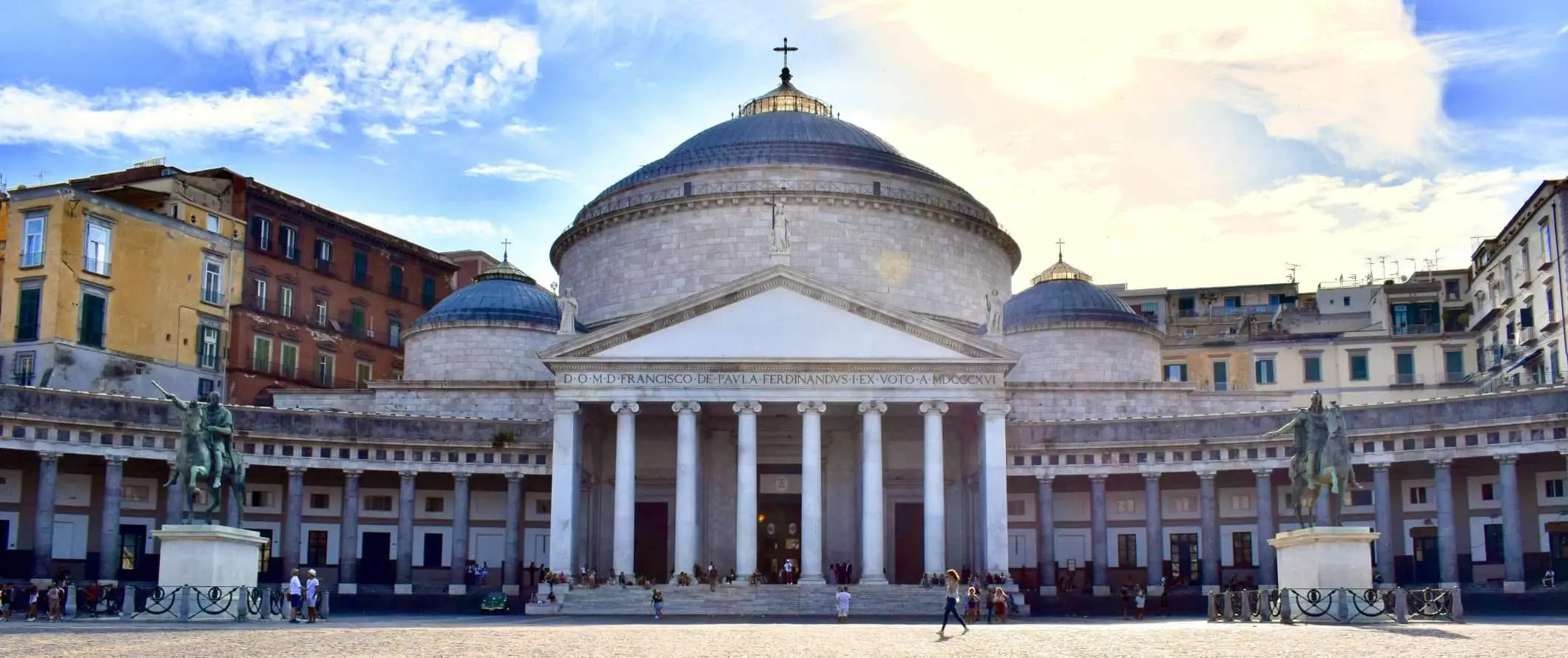 San Francesco di Paola bazilika Neapoles galvenajā laukumā, Itālijā.