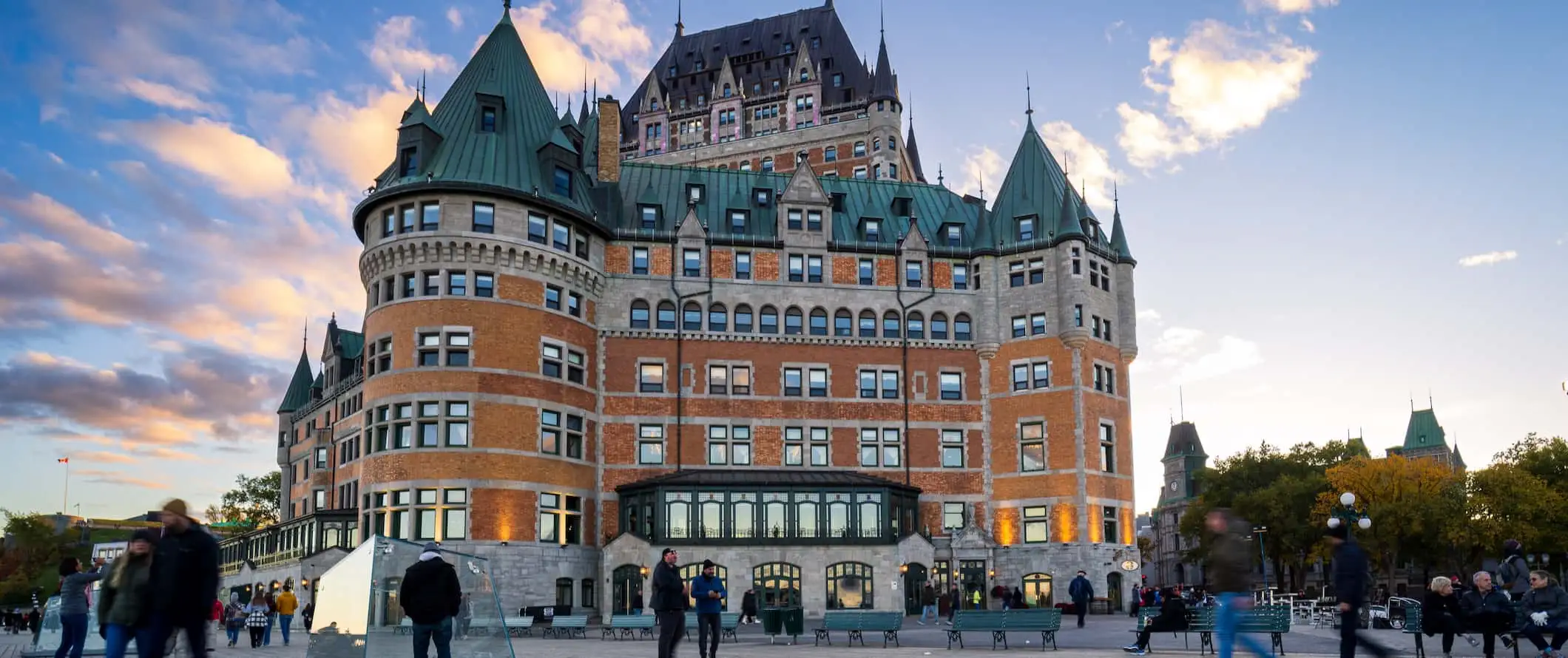 Une vue surplombant le centre-ville de Québec au Canada tandis que les gens se promènent autour d'une terrasse près du château