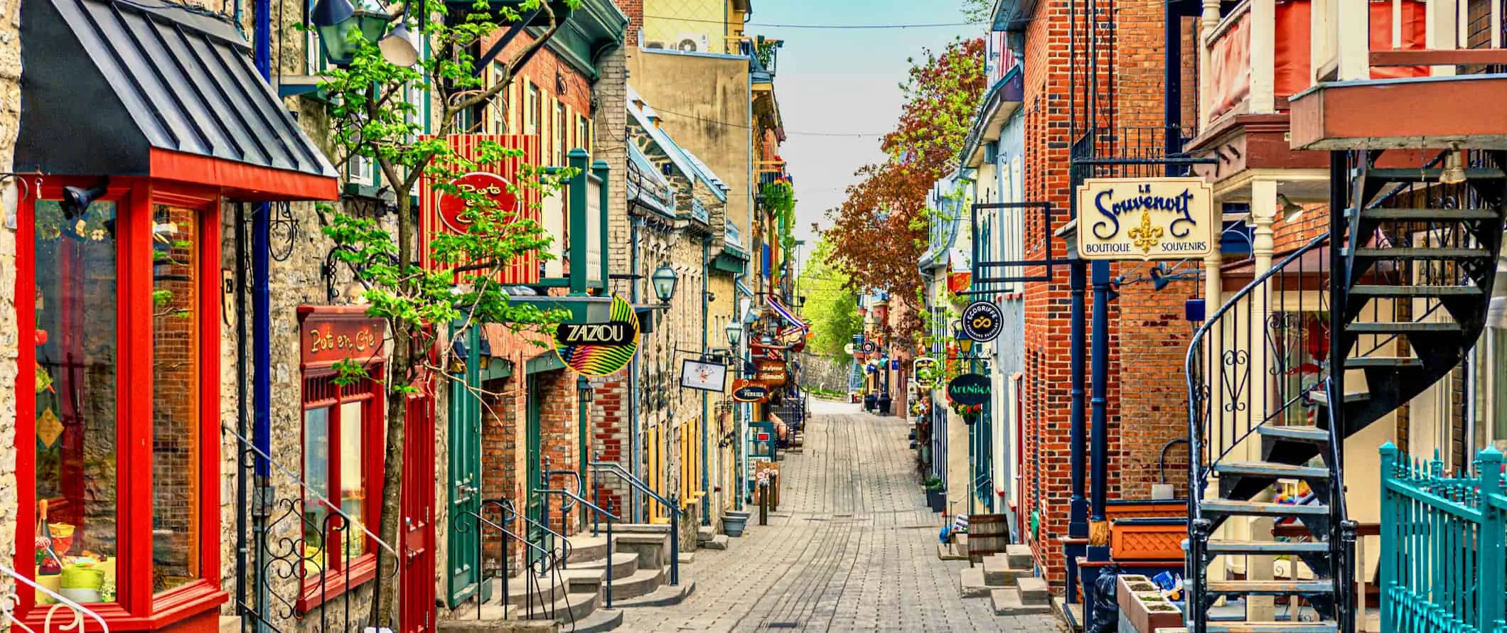 En smal gade omkranset af gamle butikker i Quebec City, Canada