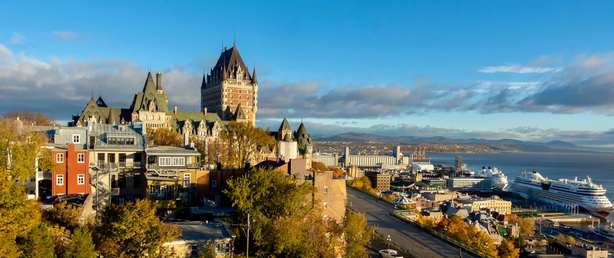 Una vista sullo skyline di Quebec City, in Canada, con un imponente castello storico in lontananza