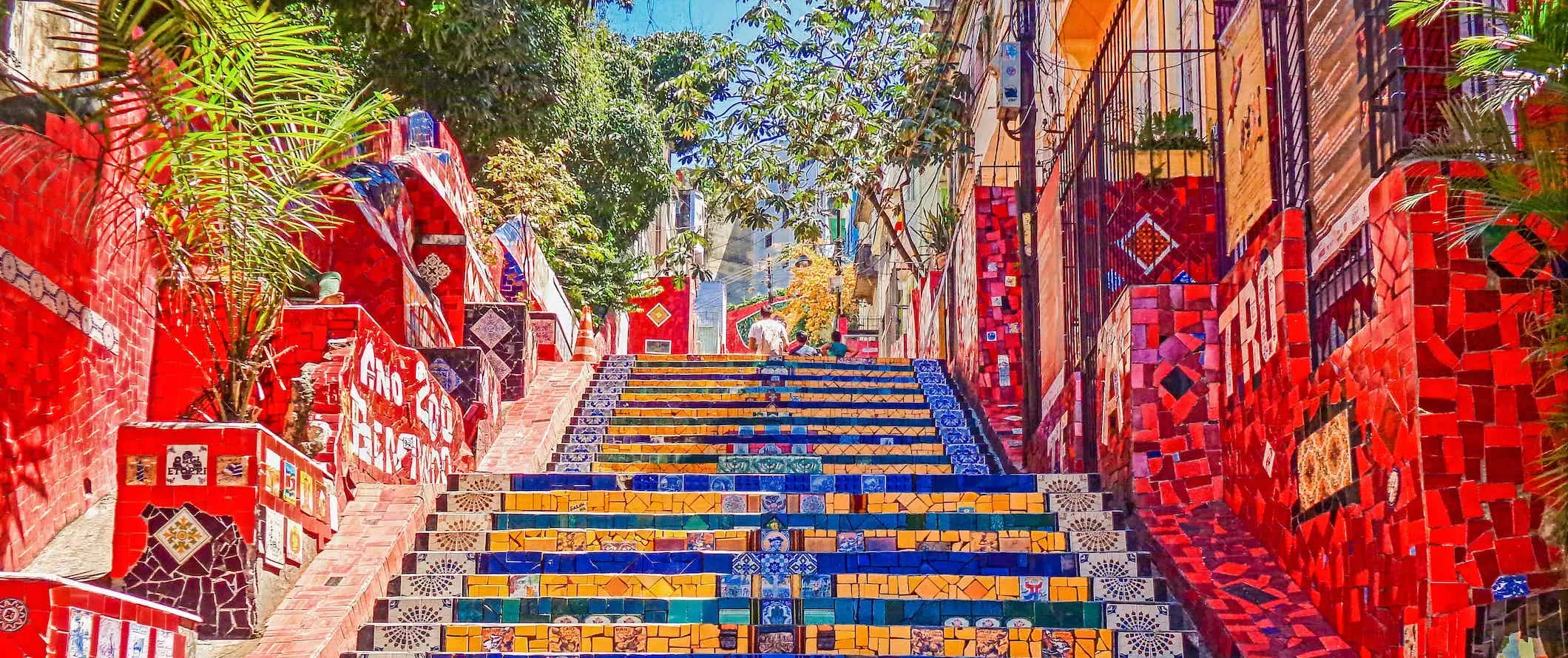 Matingkad na kulay na mosaic-lined na hagdan sa Rio de Janeiro, Brazil