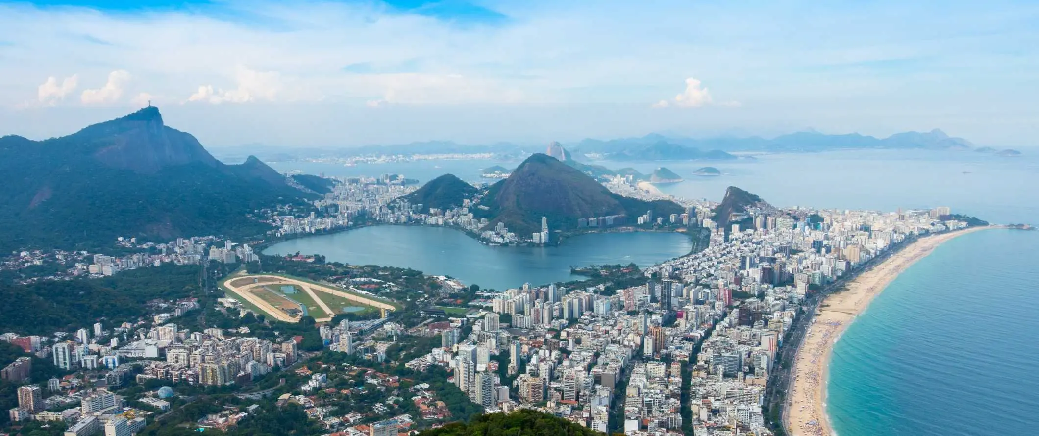 Panoramiczny widok na Rio de Janeiro z drapaczami chmur wzdłuż plaży i górami w tle