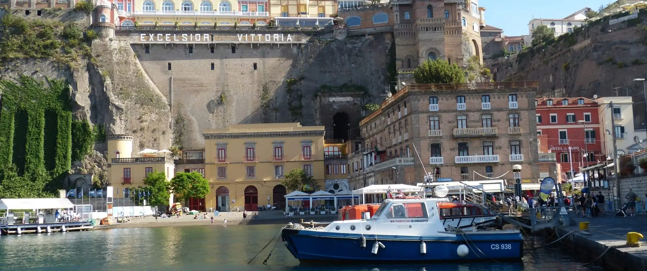 Malé rybárske lode v prístave Sorrento, Taliansko.