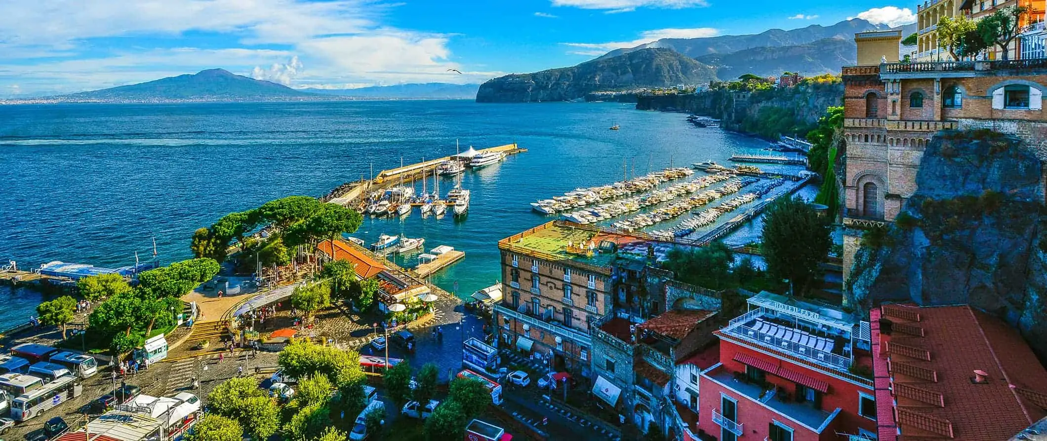 Mga nakamamanghang tanawin ng dagat sa baybayin ng Sorrento, Italy