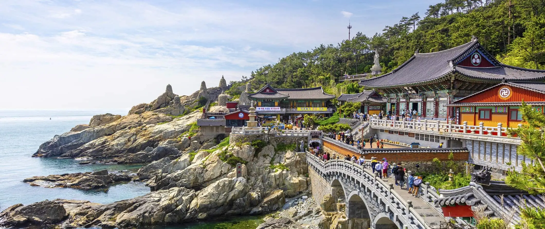 Edificios históricos a lo largo de la escarpada costa de Corea del Sur