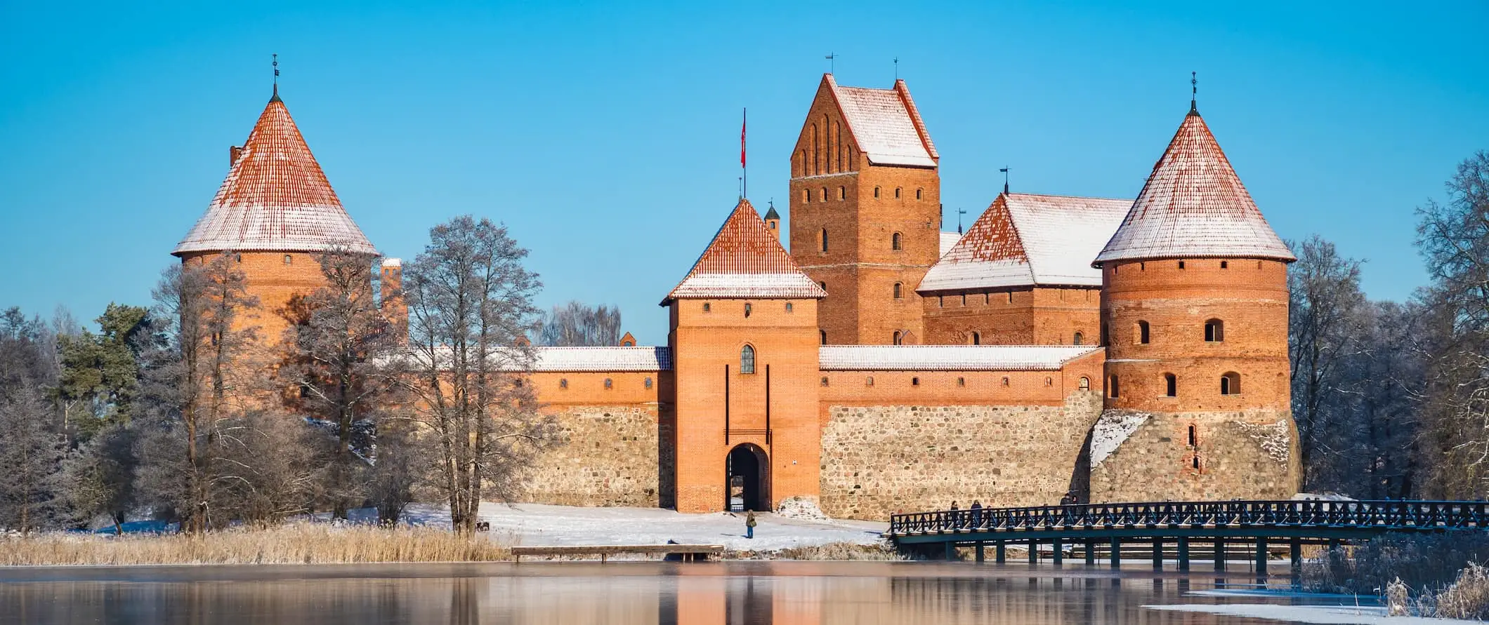 Historické budovy obklopené svěžími zelenými lesy v Litvě za slunečného dne