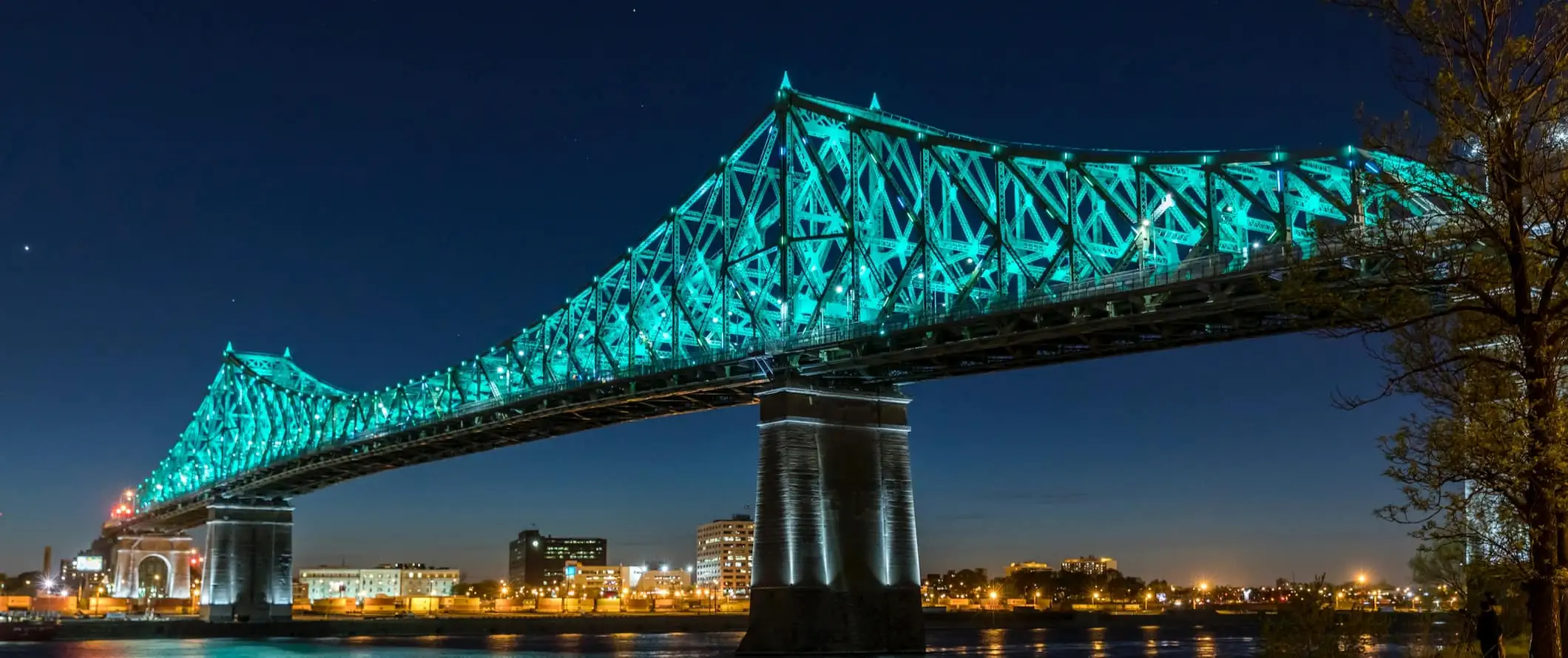 Den ikoniska Cartier-bron i Montreal, Kanada lyste upp på natten