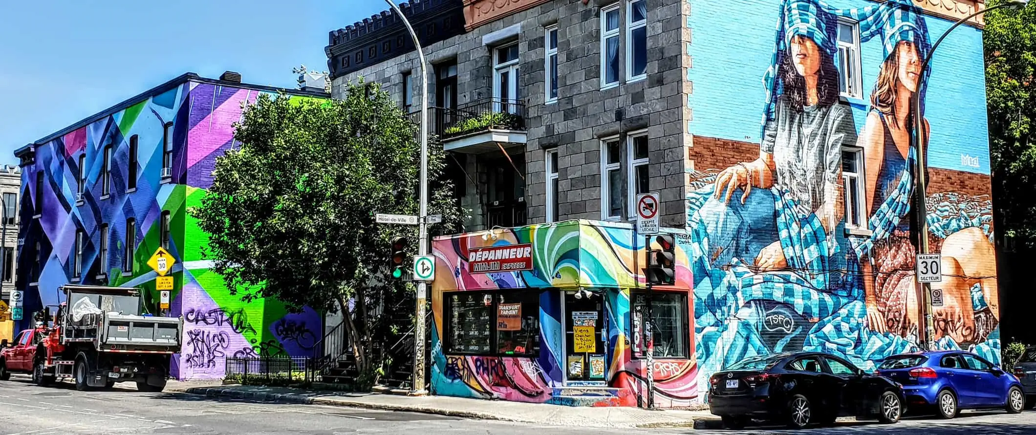 Feuilles colorées dans une rue calme de Montréal, Canada