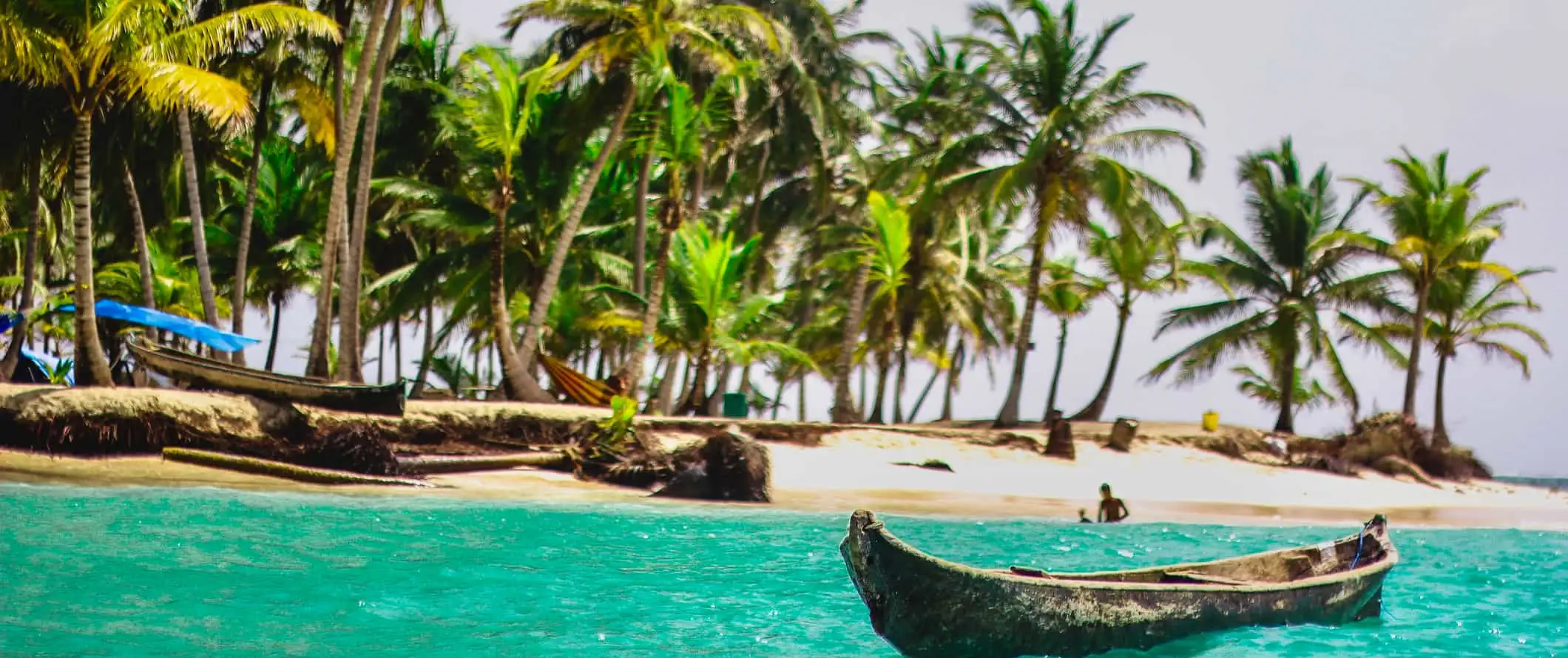 Een boot langs de prachtige oevers van de San Blas-eilanden in Panama