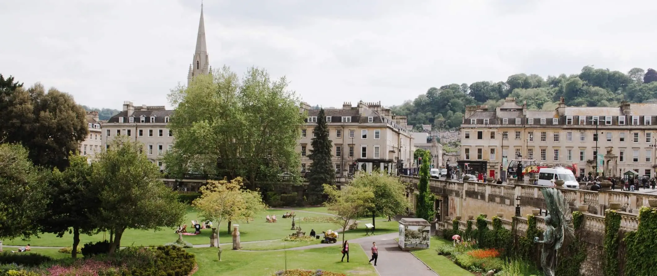 Pemandangan taman dan rumah bandar di latar belakang di Bath, England