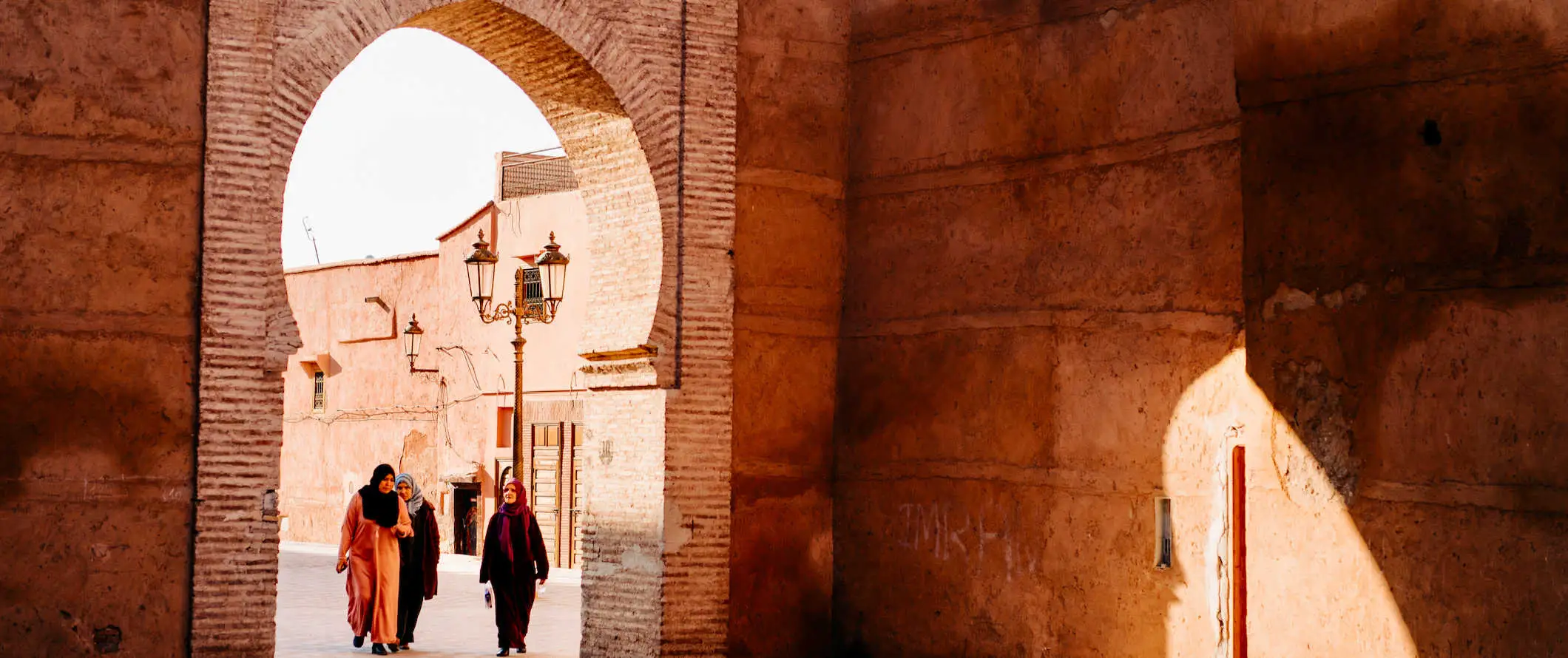 Frauen in Schals laufen durch die Medina in Fes, Marokko