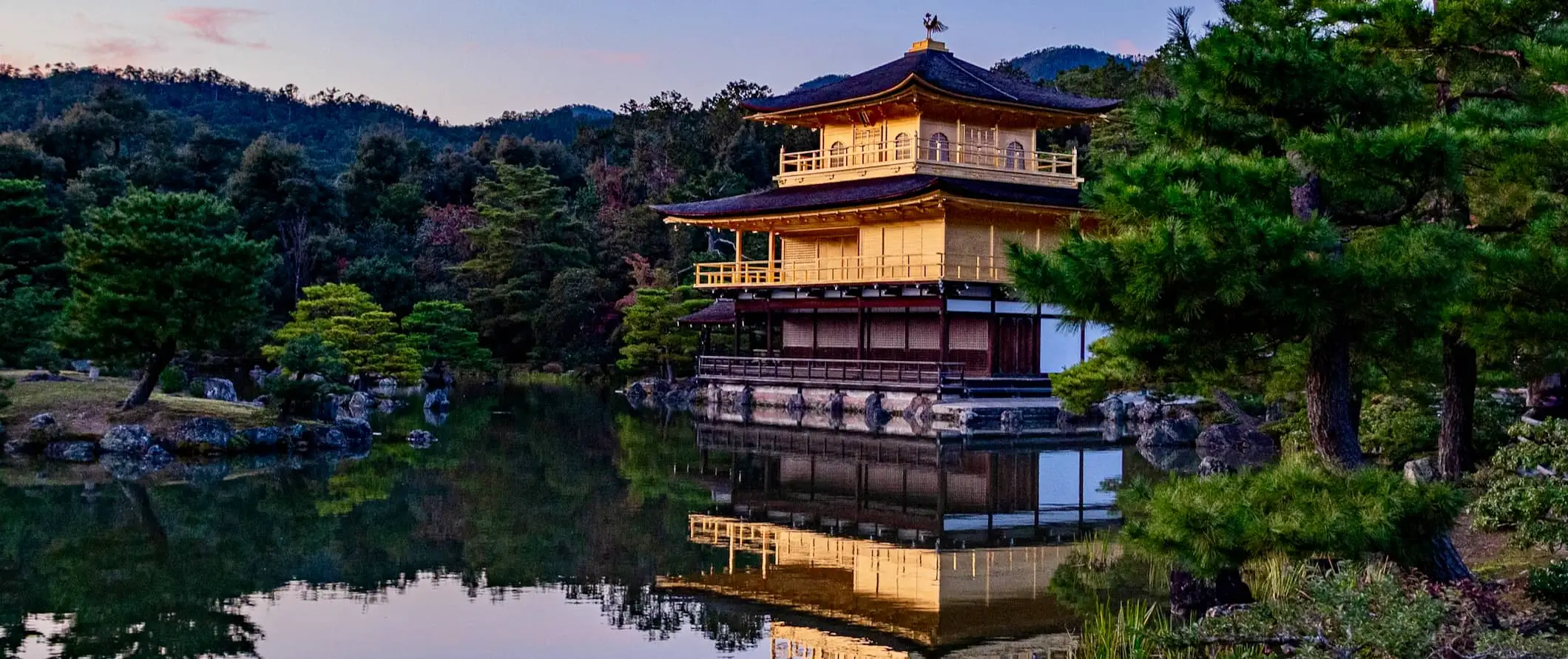 Kuuluisa kultainen paviljonki veden päällä kauniissa Kiotossa, Japanissa