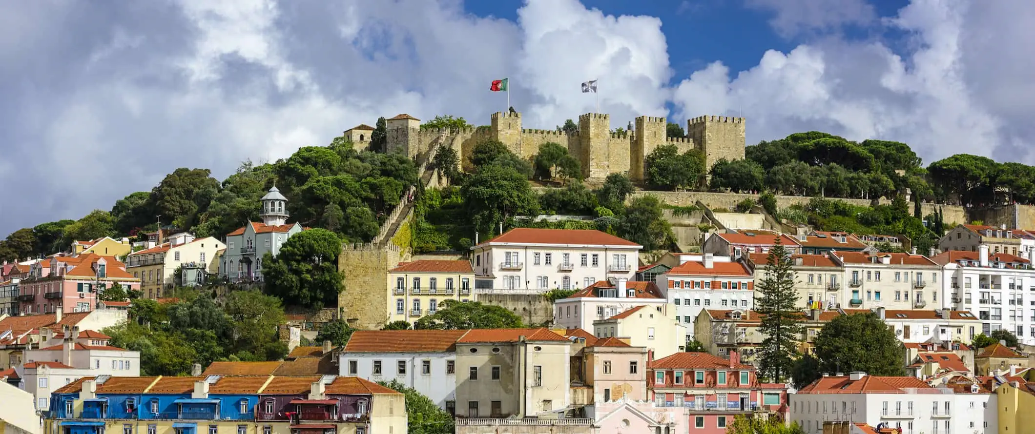 Castillo de Sao George con vistas a la colorida ciudad de Lisboa, Portugal