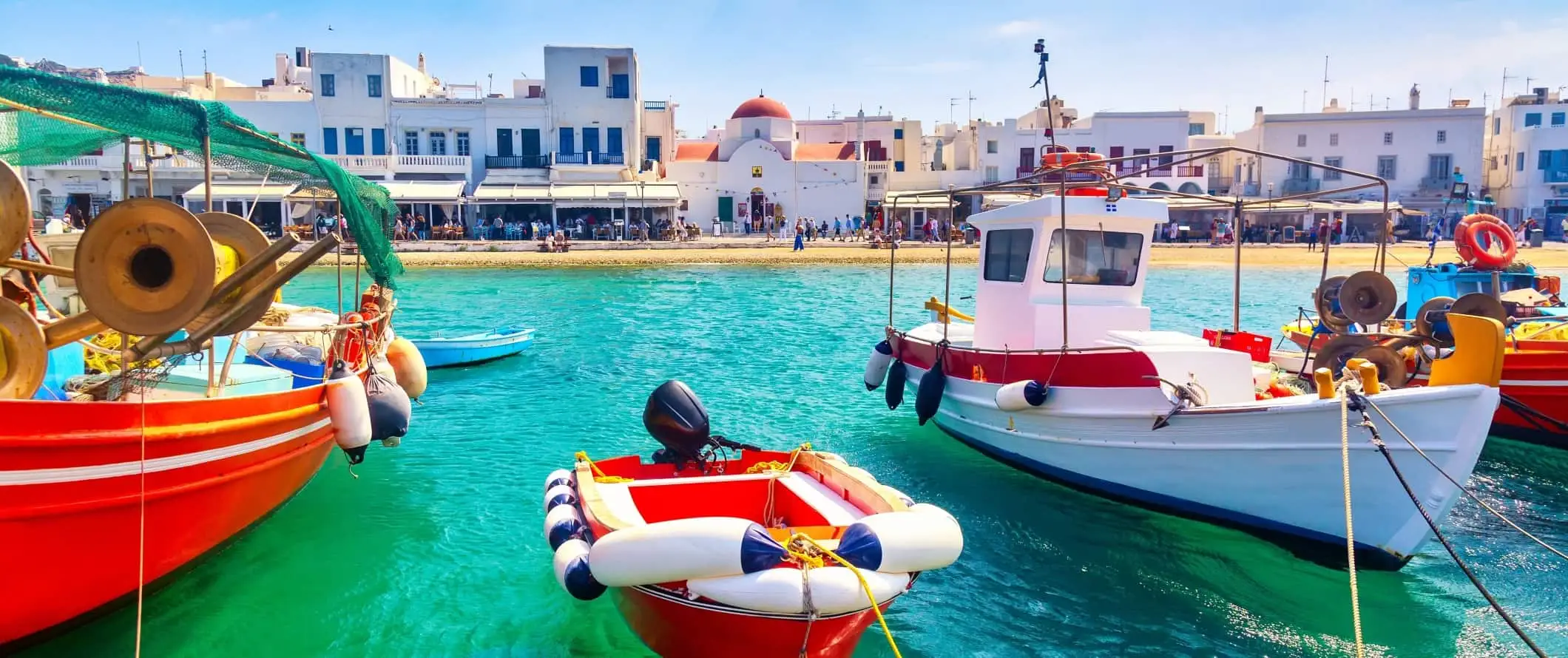 เรือสีสันสดใสในท่าเรือเก่าของ Chora บนเกาะ Mykonos ในกรีซ