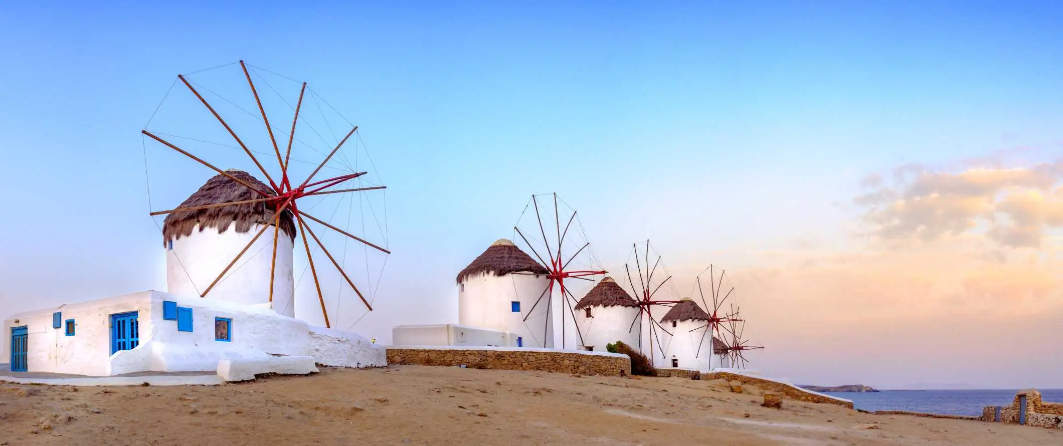 Quatre moulins à vent au coucher du soleil sur l'île de Mykonos en Grèce