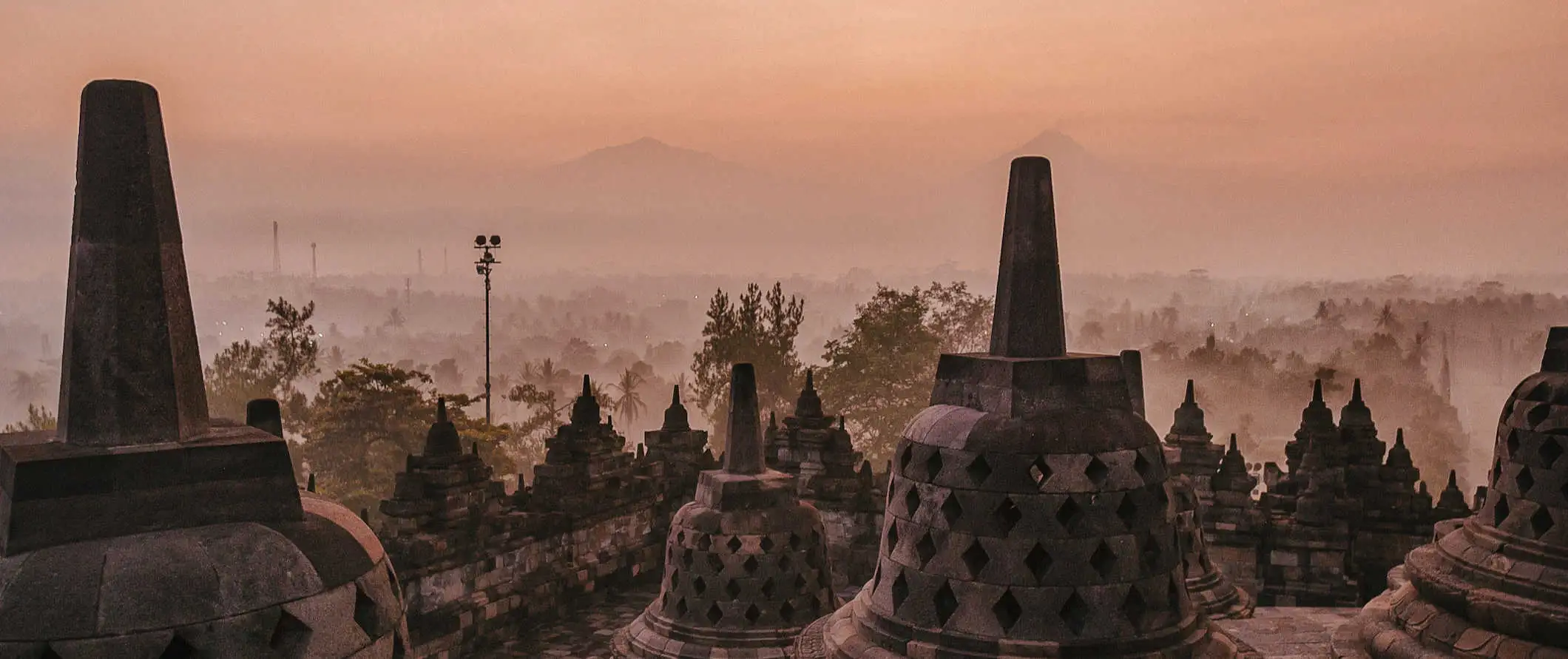 Det gamle og ikoniske tempel Borobudur i smukke Indonesien