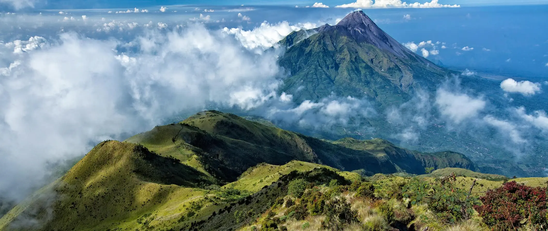 Munții verzi și vulcanii din peisajele luxuriante ale Indoneziei