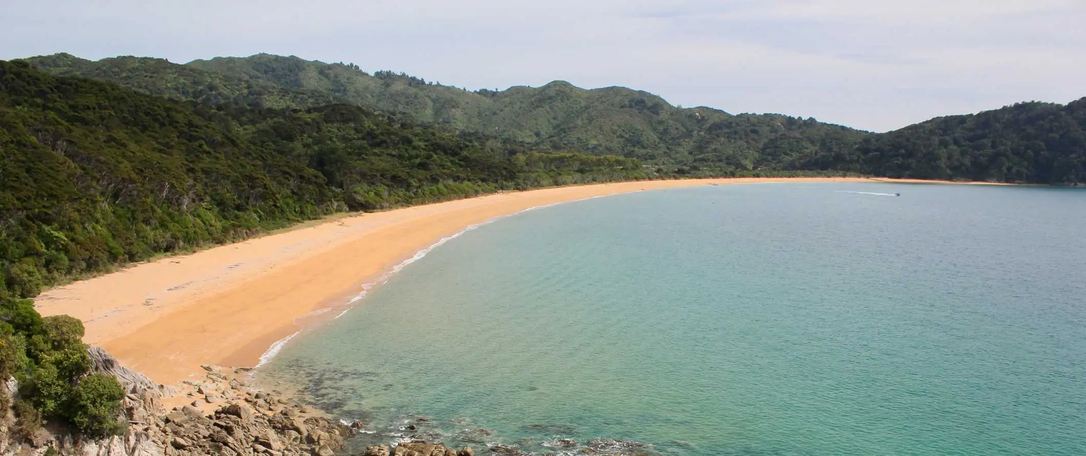 Pantai berpasir dan lautan biru berhampiran bandar Nelson di New Zealand.