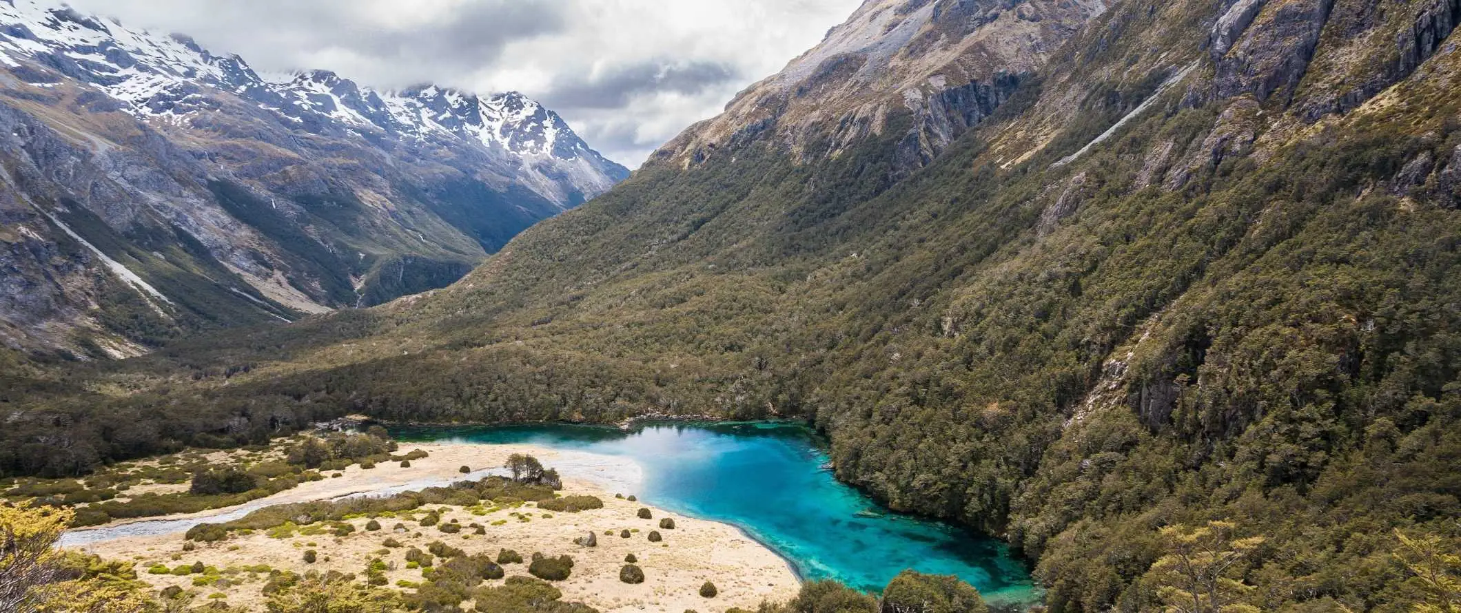 Montagne spettacolari e fiume azzurro vicino alla città di Nelson in Nuova Zelanda.