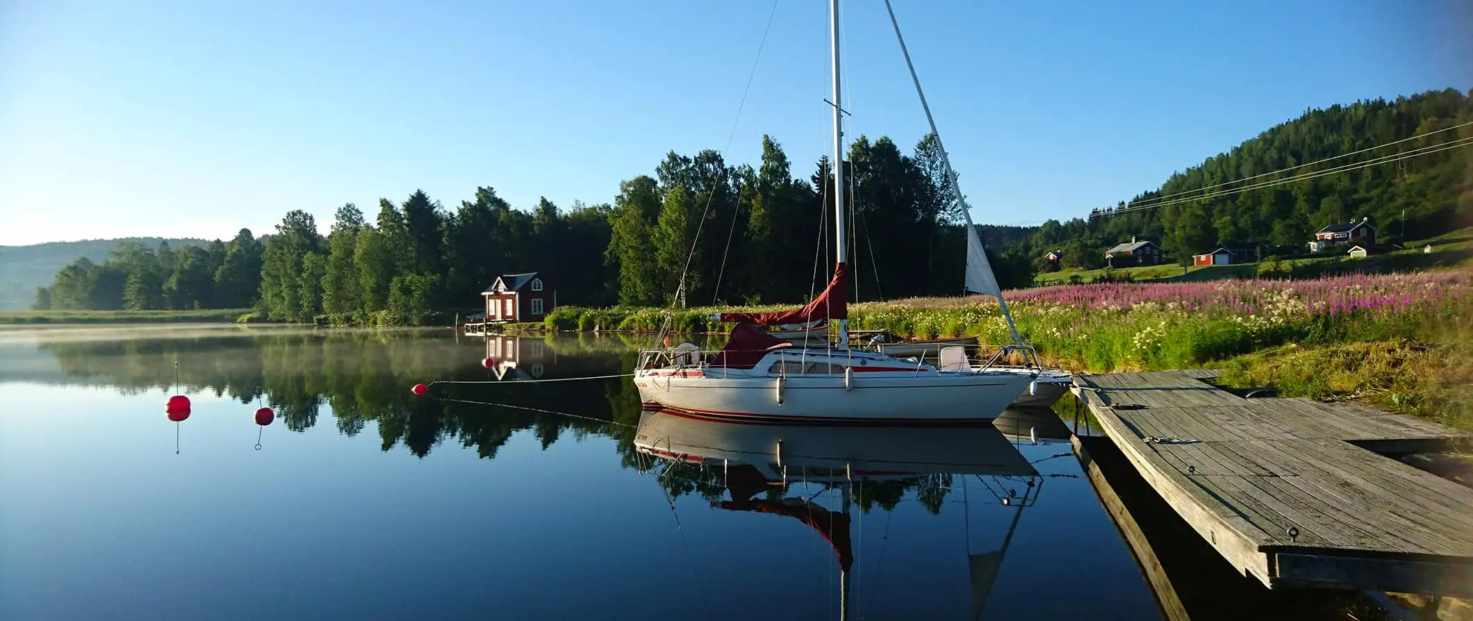 ruhige Seeuferszene in Schweden