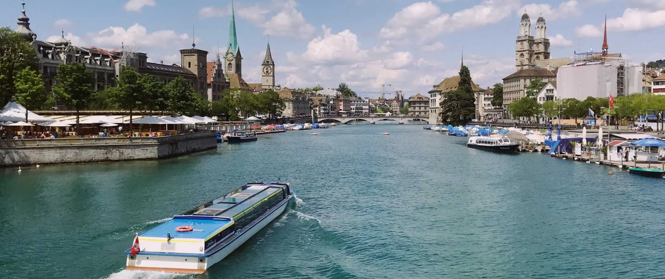 Hajó megy le a folyón Zürichben, Svájcban