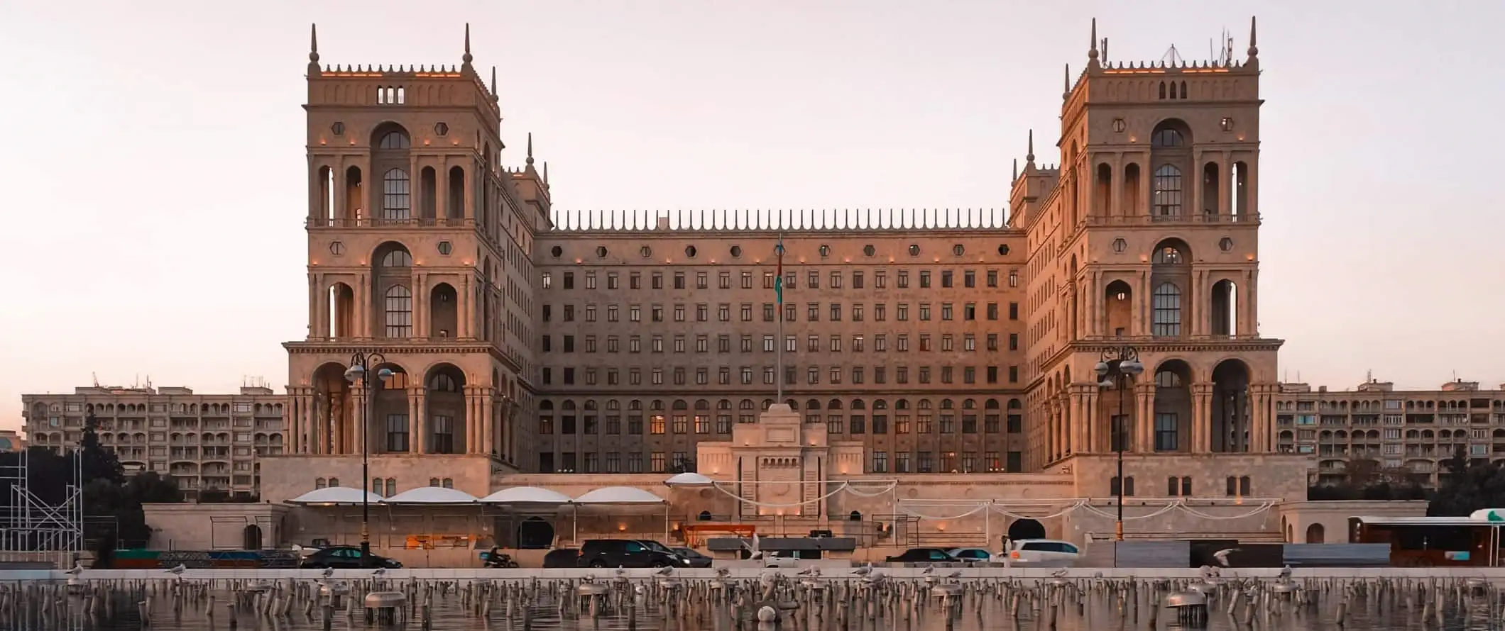 Imponerende historisk regeringsbygning i Baku, Aserbajdsjan ved solnedgang