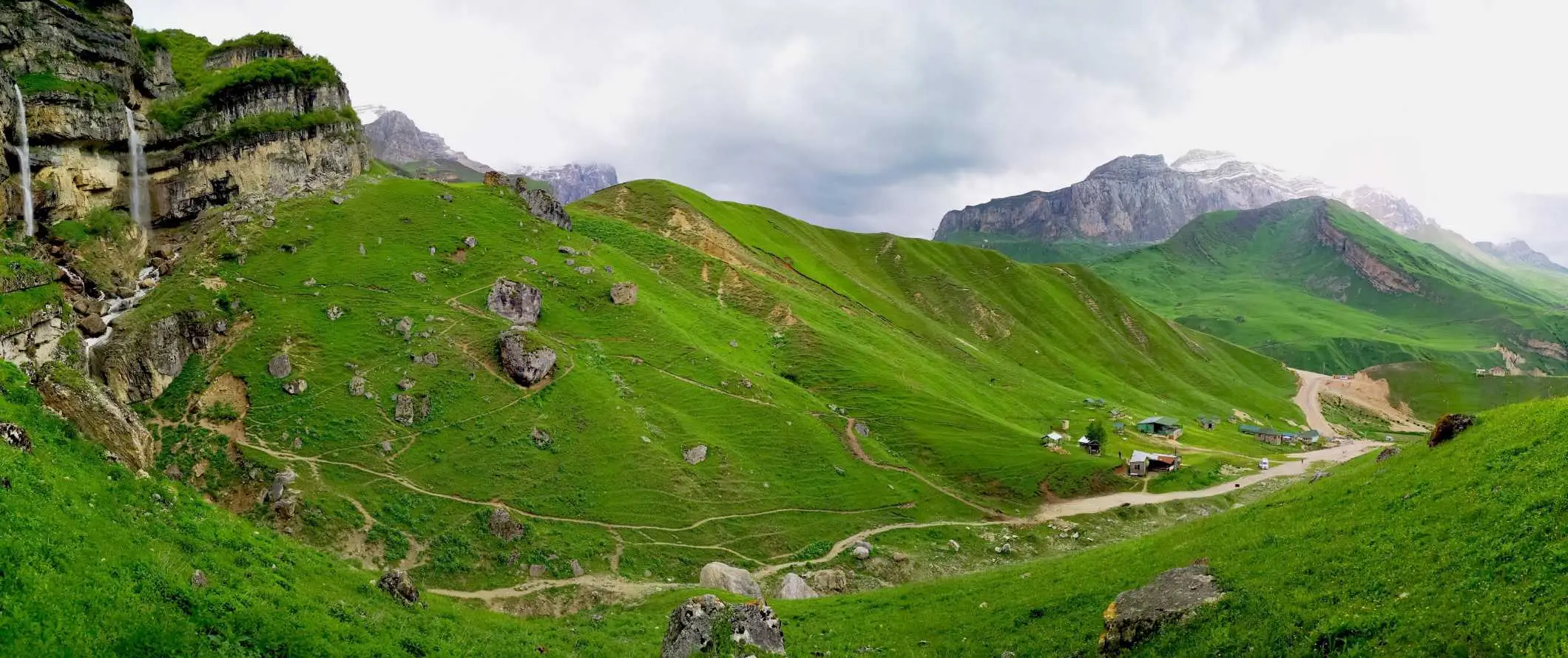 Atemberaubende Aussicht auf die Berge und Feldwege, die sich durch ein Tal in Aserbaidschan schlängeln