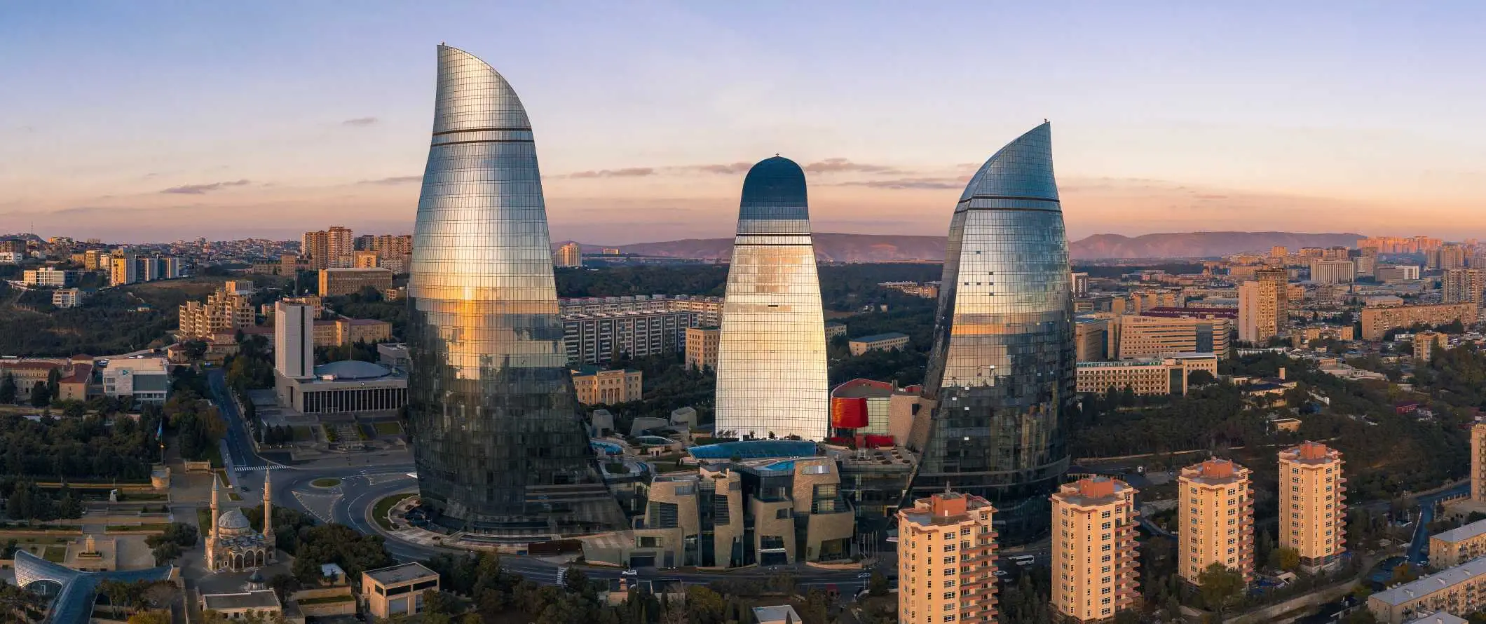 De höga Flame Towers i Baku, Azerbajdzjan med utsikt över staden vid solnedgången