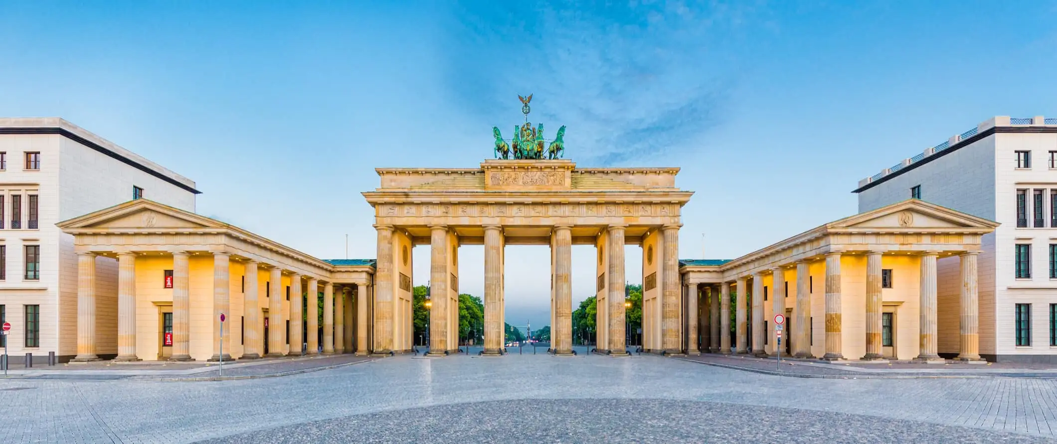 A híres Brandenburgi kapu ember nélkül a közelben Berlinben, Németországban