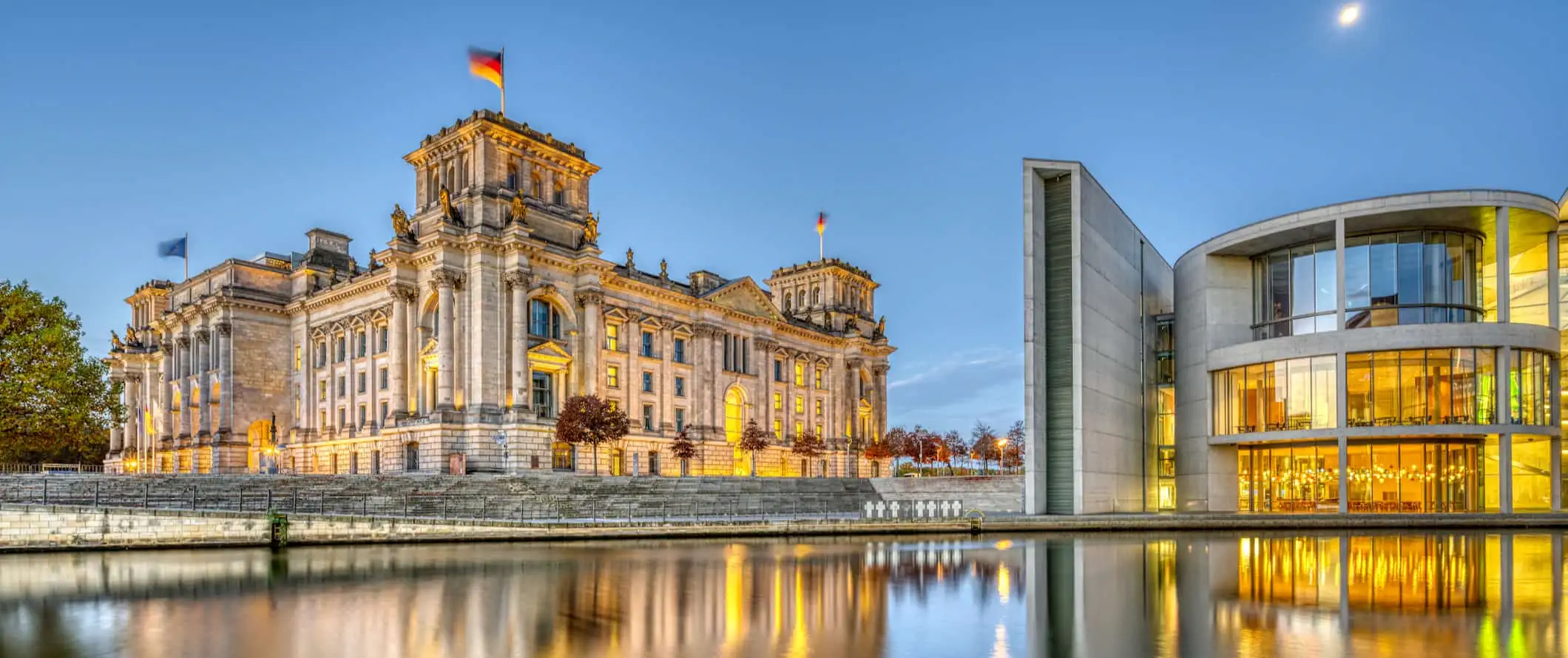 O Reichstag em Berlim, Alemanha, visto da água próxima