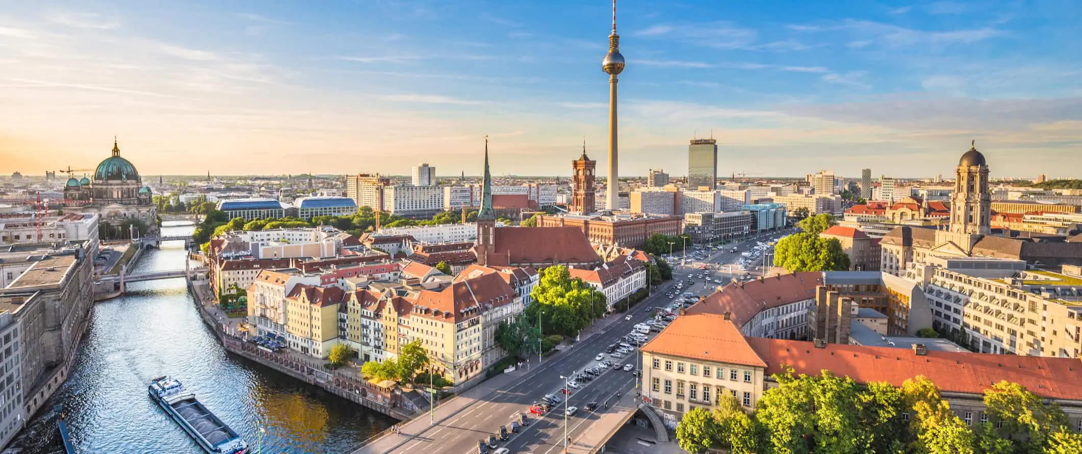 Una vista panorámica de Berlín, Alemania, al atardecer con la icónica torre de televisión en la distancia