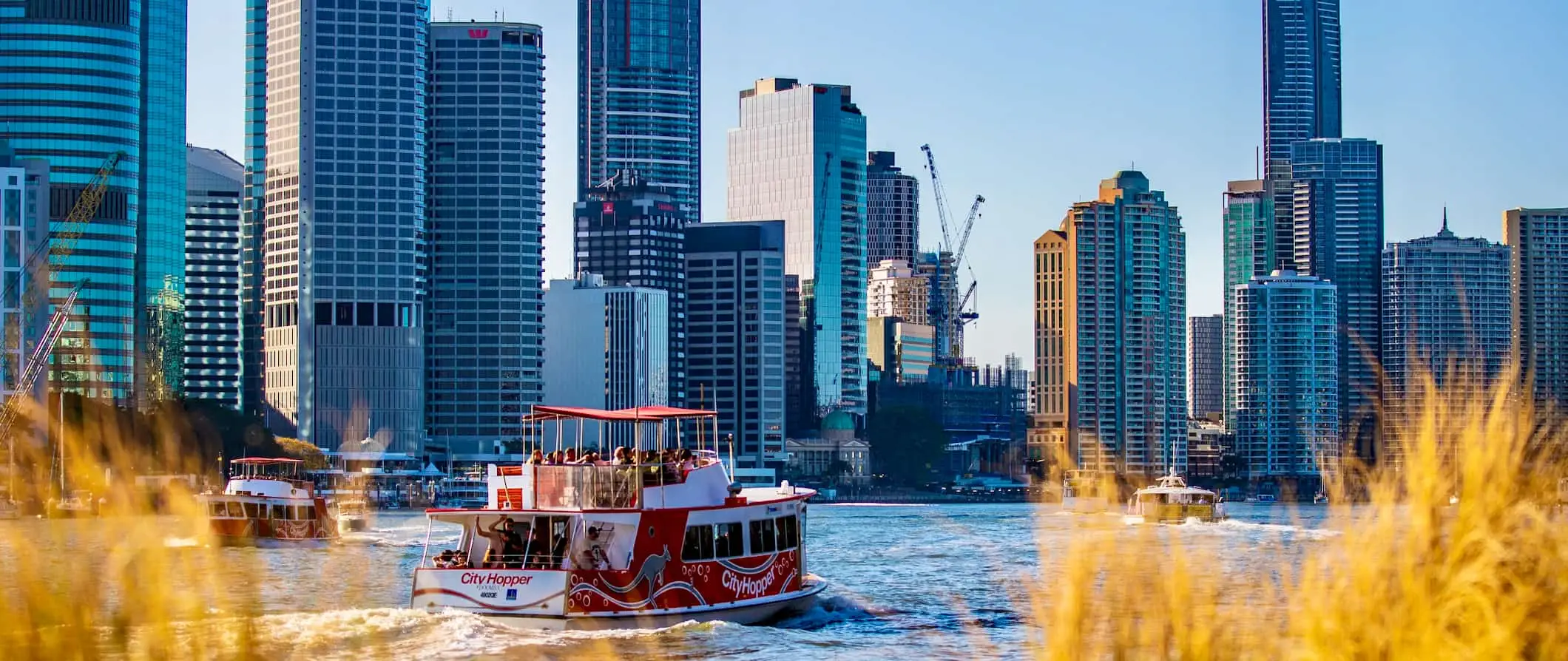 O barcă traversând apa în însorita Brisbane, Australia