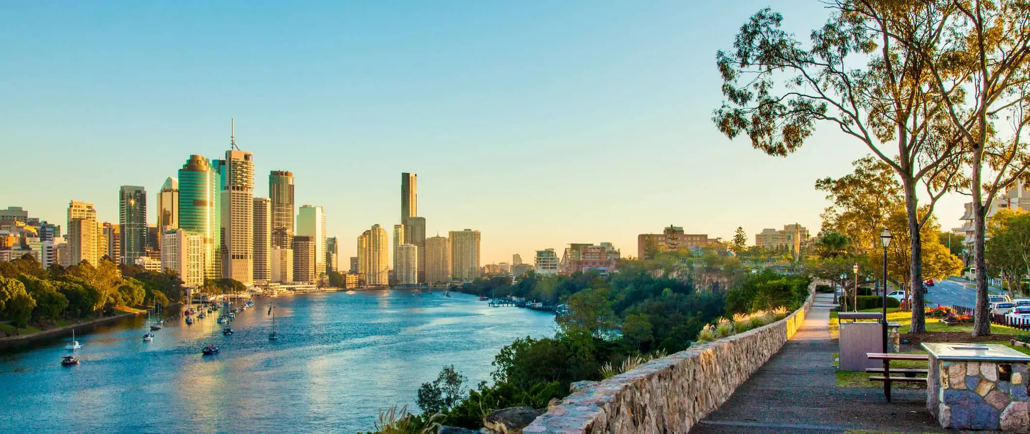 O imponente horizonte de Brisbane, Austrália, com arte de rua bacana