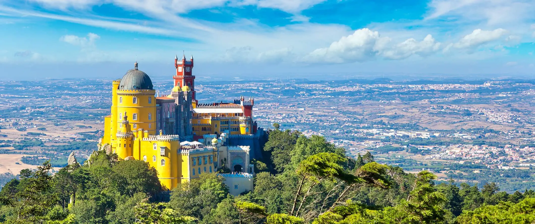 Um imponente edifício histórico no cimo de uma montanha em Sintra, Portugal