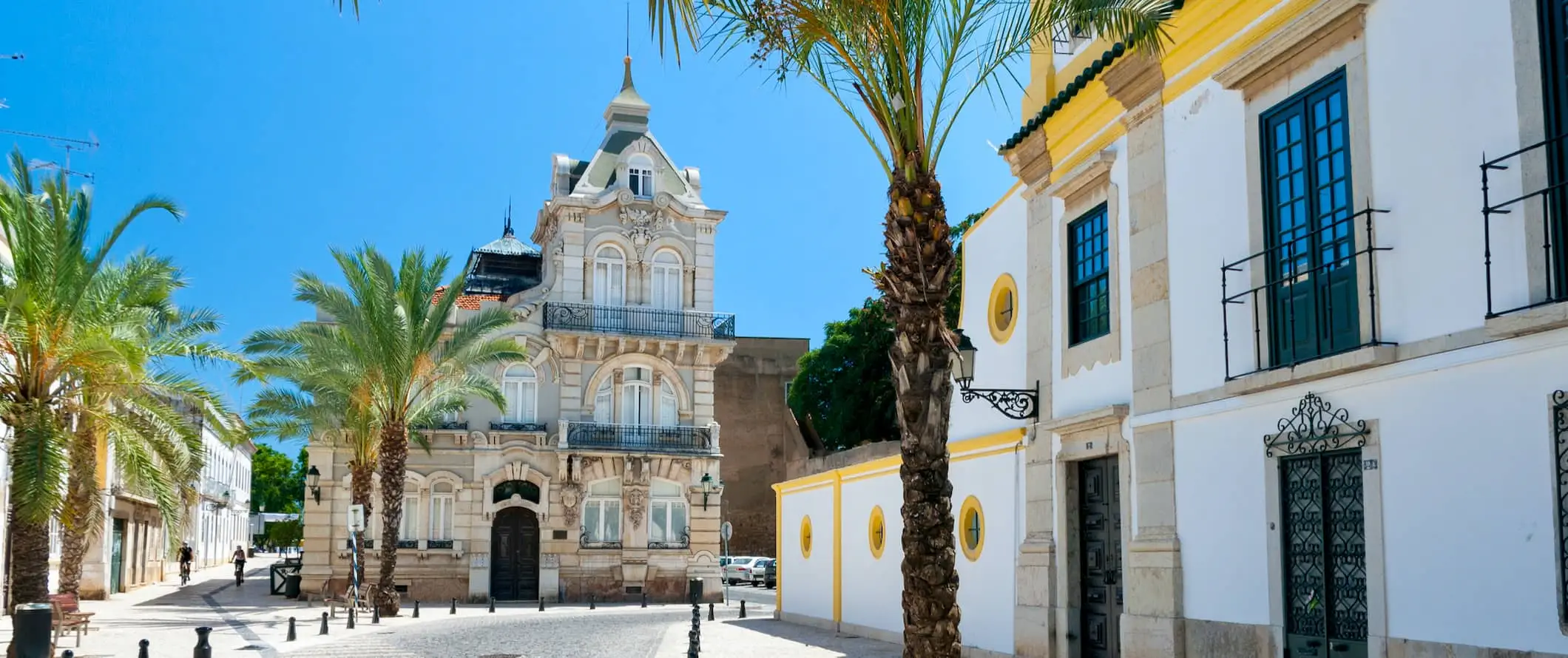 Uma rua de pedra tranquila e estreita em Faro, Portugal