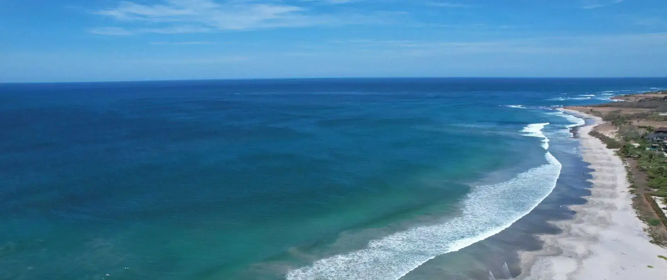 Skats no gaisa uz Playa Tamarindo Kostarikā