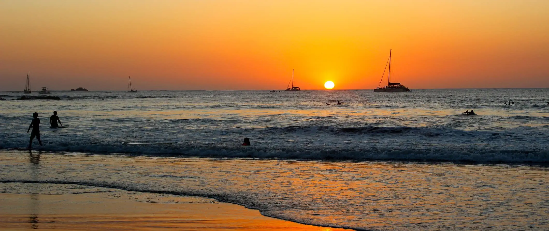 Un apus de soare colorat în Tamarindo, Costa Rica