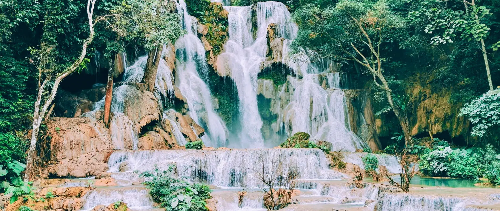 Słynne wodospady Kuang Si w pobliżu Luang Prabang w Laosie