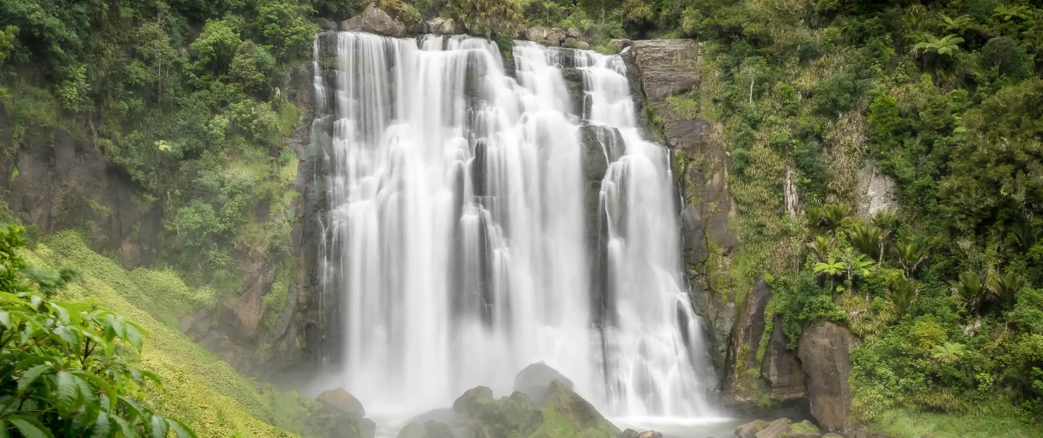 Marokopa Falls, vesiputous Waitomossa, Uudessa-Seelannissa.