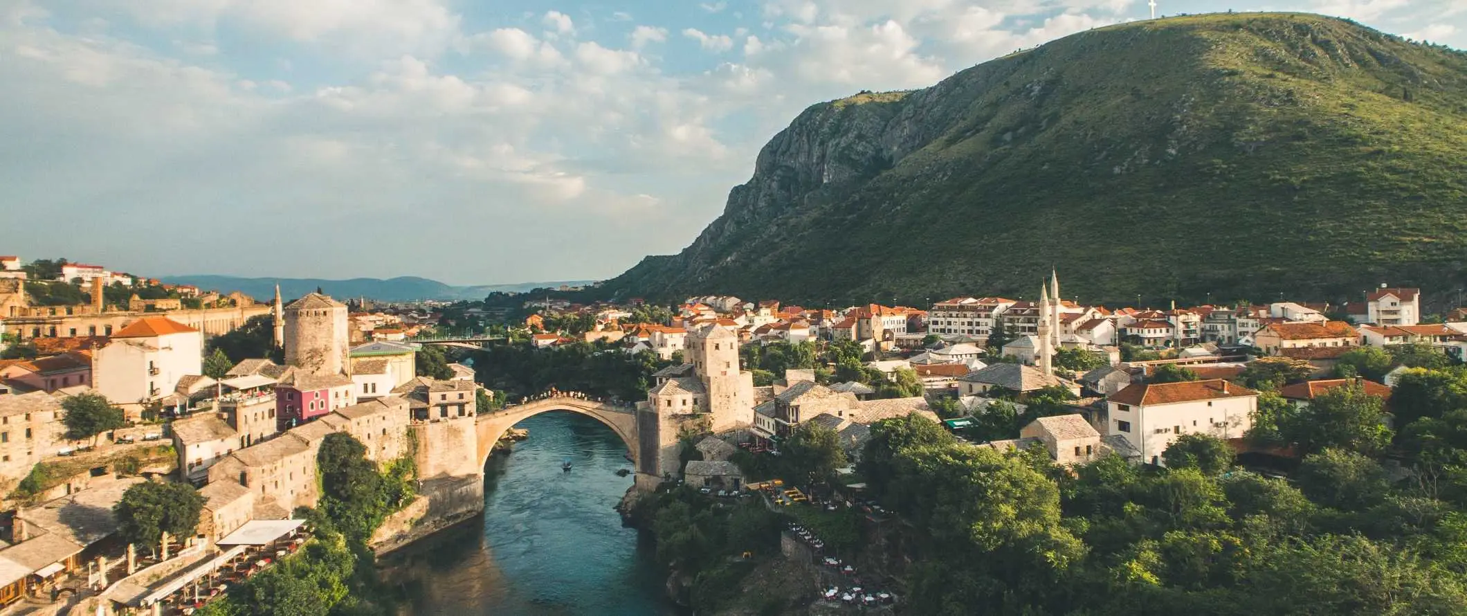 Panoramic view ng makasaysayang bayan ng Mostar kasama ang iconic stone arched bridge nito sa Bosnia at Herzegovina