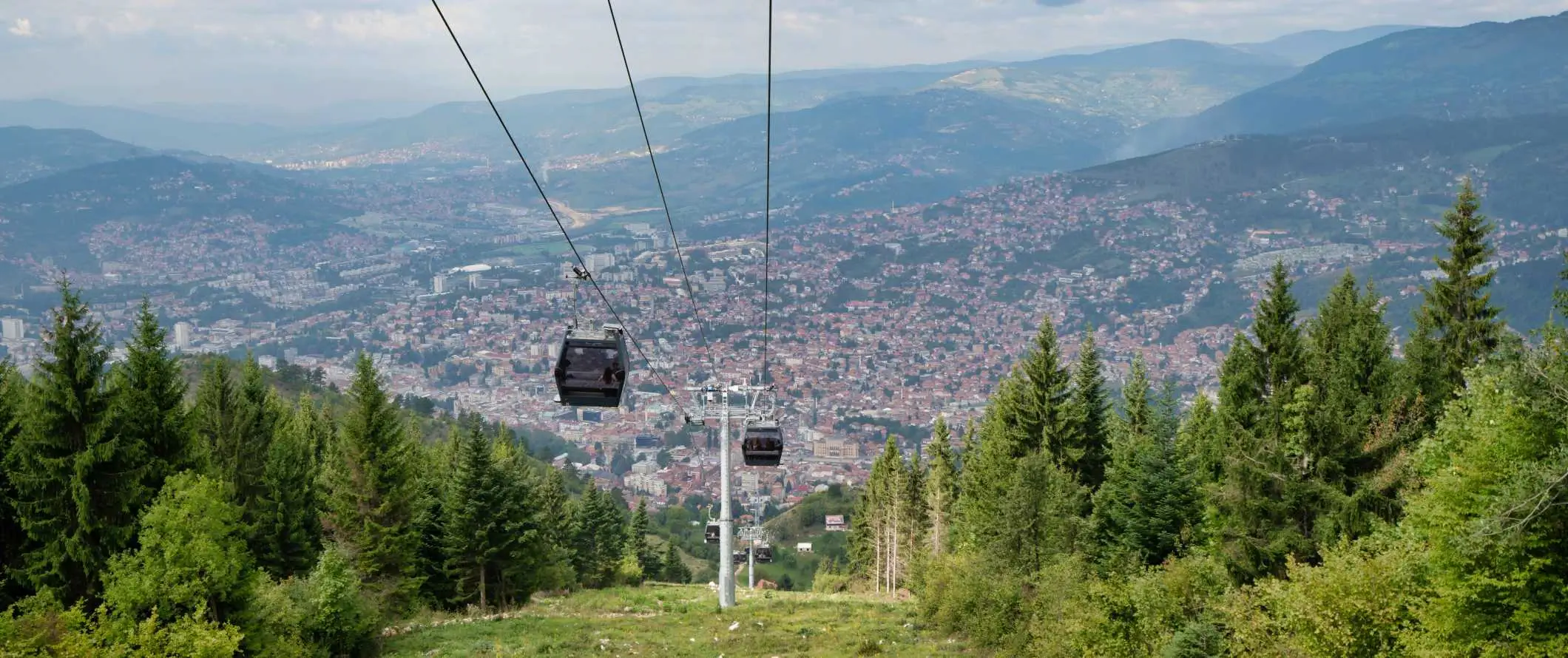 Felvonók egy hegyről Szarajevó városába, Bosznia és Hercegovinában